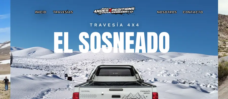 Camioneta Toyota Hilux en una expedición 4x4 sobre un paisaje de montaña cubierto de nieve en El Sosneado.