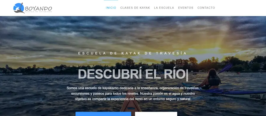 Página de inicio de Boyando Escuela de Kayakismo con una persona remando en el río bajo un atardecer.