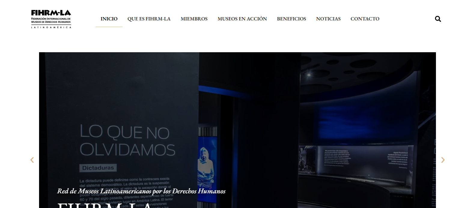 Exposición museográfica sobre dictaduras en Latinoamérica con paneles informativos y retratos iluminados.