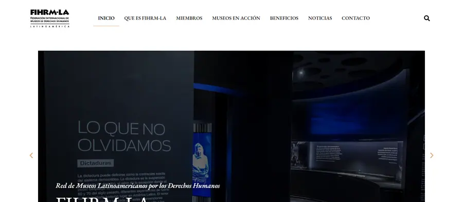 Exposición museográfica sobre dictaduras en Latinoamérica con paneles informativos y retratos iluminados.