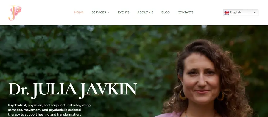 Retrato de la Dra. Julia Javkin con fondo de naturaleza, mostrando el menú de navegación de su sitio web.
