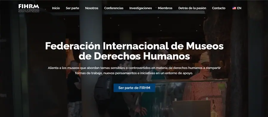 Página de inicio de la Federación Internacional de Museos de Derechos Humanos con texto central y menú de navegación.