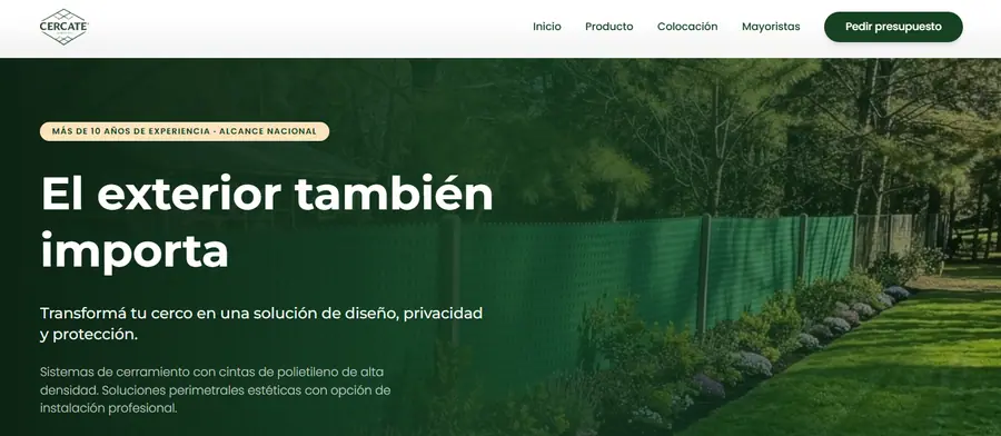 Sitio web de Cercate con cerco verde de privacidad y el texto 'El exterior también importa'.