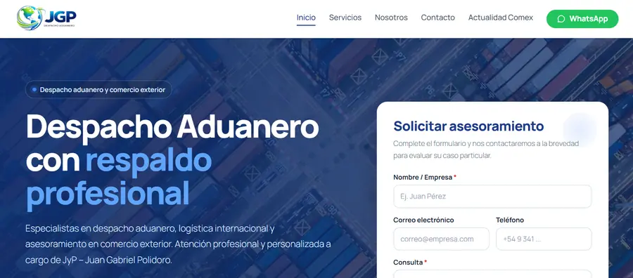 Interfaz de página de inicio de JGP Despacho Aduanero con título, formulario de contacto y fondo de puerto.