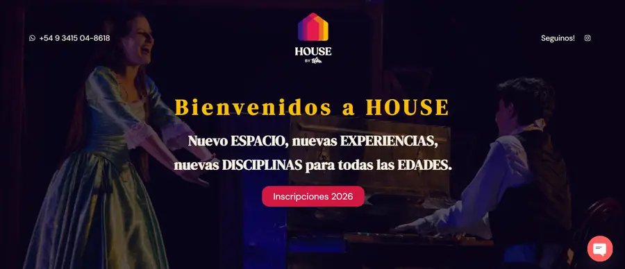Mujer cantando y hombre al piano bajo el texto Bienvenidos a HOUSE con botón de inscripciones 2026.